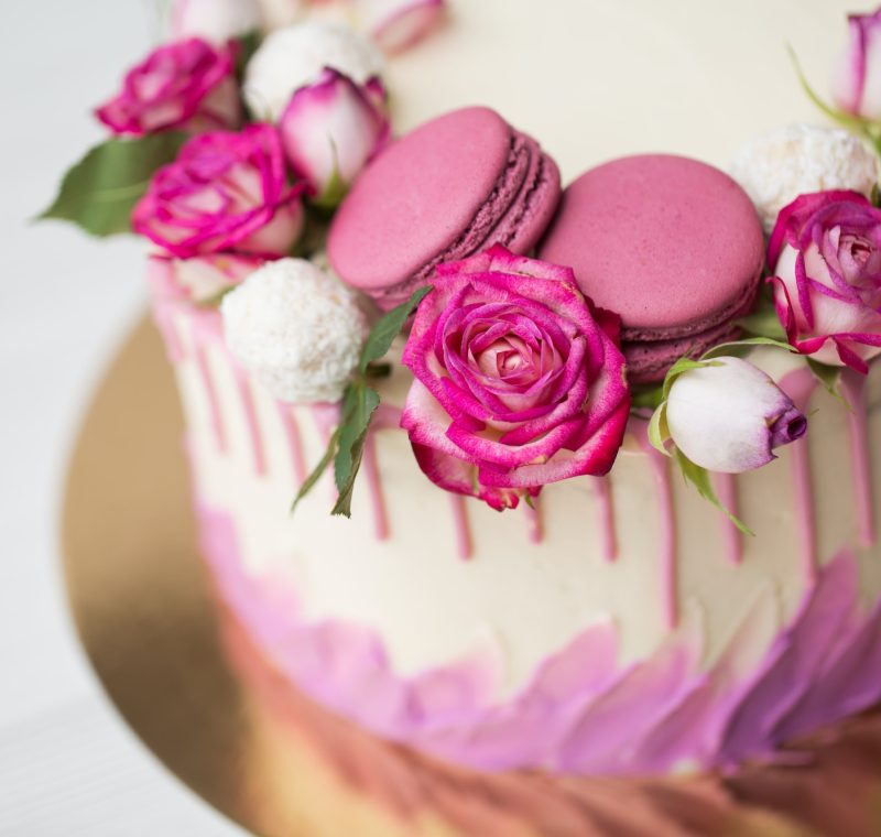 cake-with-roses-sweets-and-lilac-macaroons.jpg
