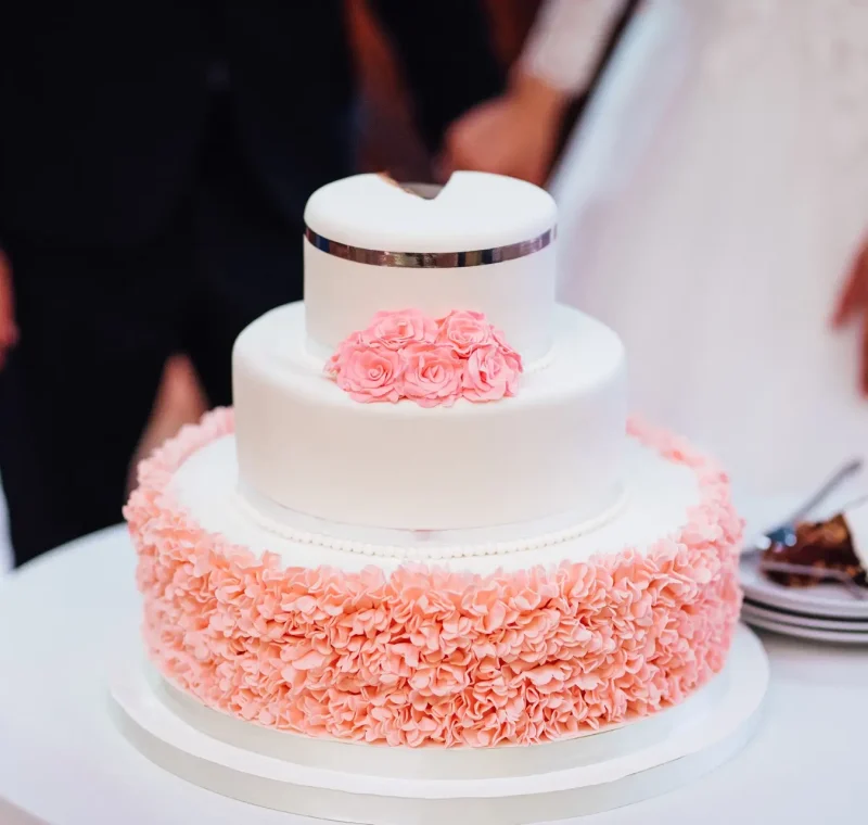 wedding cake at the wedding of the newlyweds